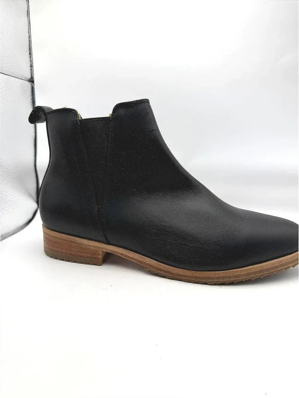Nisolo Everyday Chelsea Boot in Black, Size 7.5